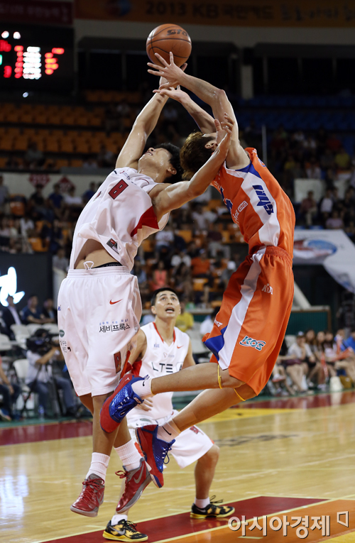 [포토] 박상오-김상규 '리바운드를 잡아라'