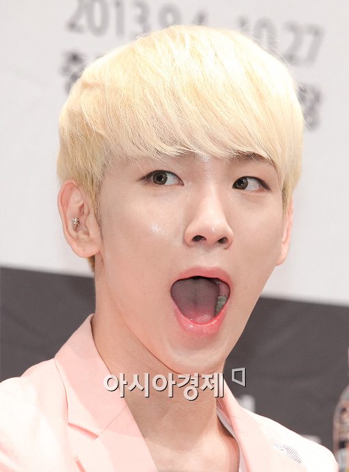 [포토]'샤이니' 키, 입이 쩍!