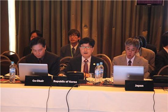 APEC 산림장관회의에서 연설하고 있는 신원섭(앞줄 가운데) 산림청장