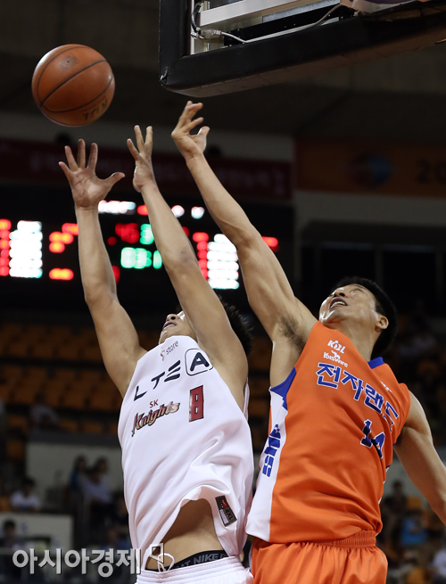 [포토] 리바운드 다투는 박상오-이현호