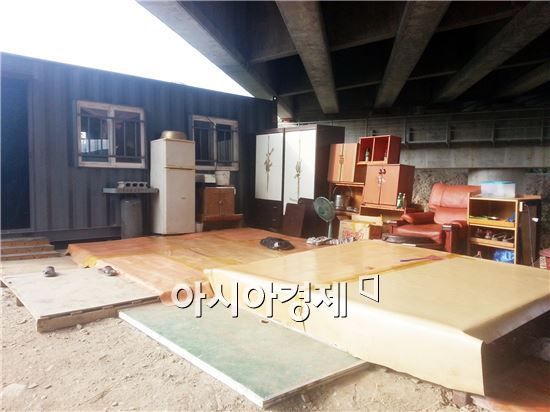 조 씨 일가족이 살고 있는 임곡동 하천의 다리 밑 컨테이너 박스
