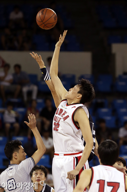 [포토] 이종현 '점프볼 가볍게~'