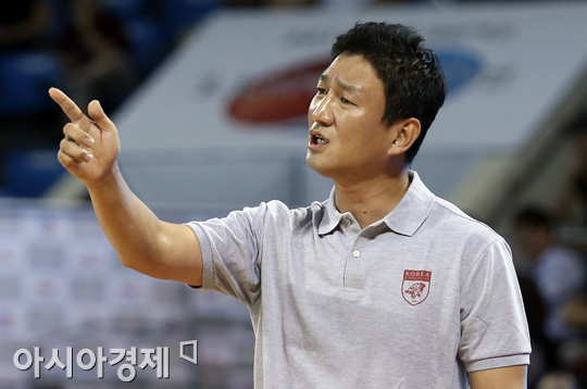 [포토] 작전지시 내리는 고려대 이민형 감독