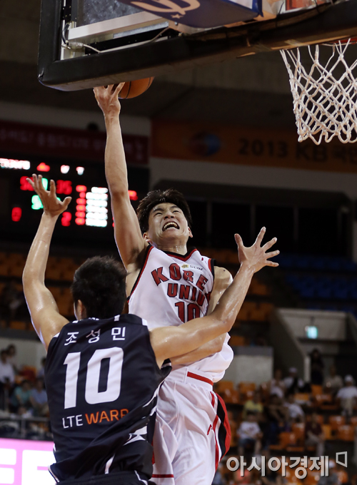 [포토] 문성곤 '꼭 넣는다'