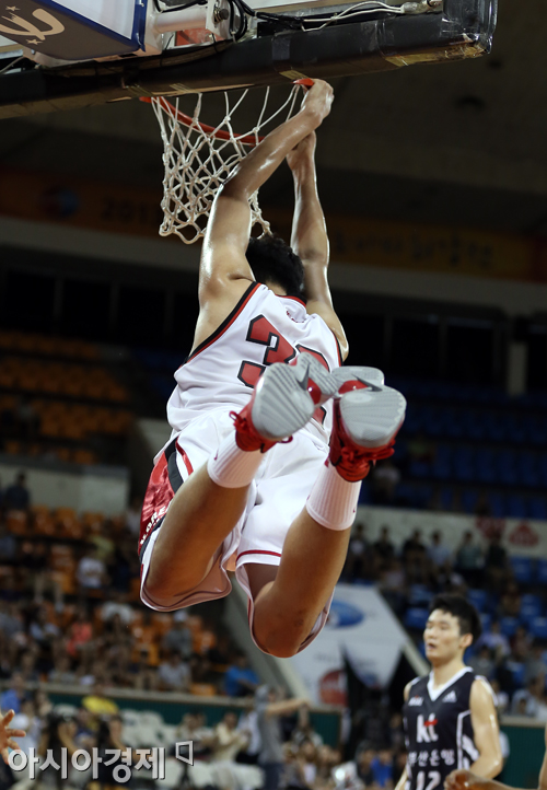[포토] 슬램덩크 이종현 '골대를 박살낼 기세!'