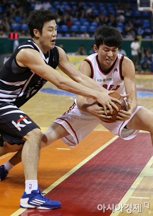[포토] 조성민-강상재 '양보 없다'