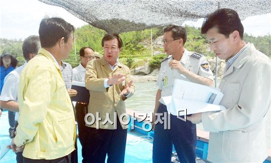 박철환 해남군수(가운데)가 가뭄 피해지역을 방문, 실태를 파악하고 있다.