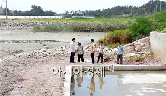 박철환 해남군수가 가뭄이 심각한 군 내 한 저수지를 찾아 대책을 마련하고 있다.