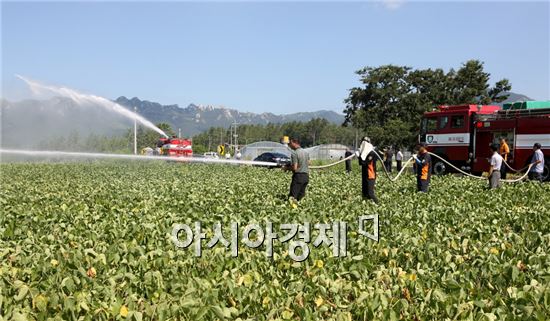 [포토]폭염·가뭄에 소방차까지 동원 