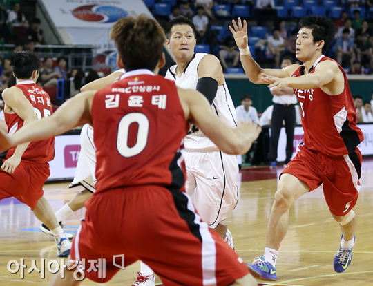 [포토] 이정현 '친정팀 진영을 누비며'