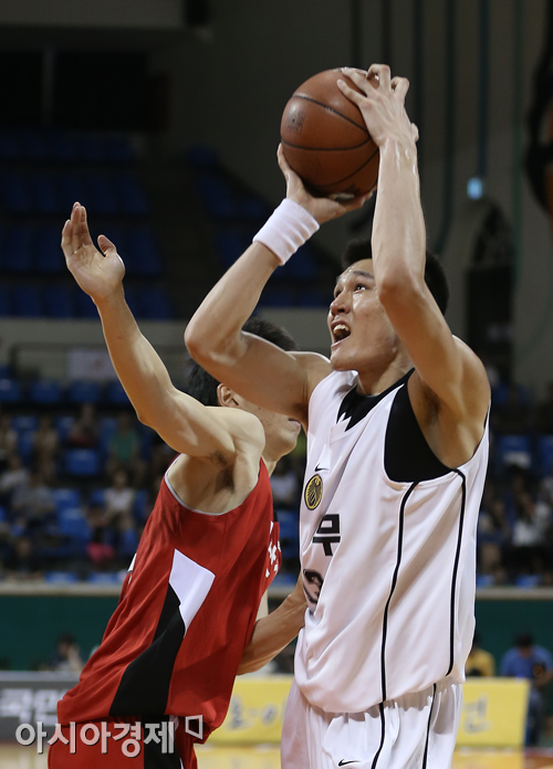 [포토] 윤호영 '골도 넣고 자유투도 얻고'