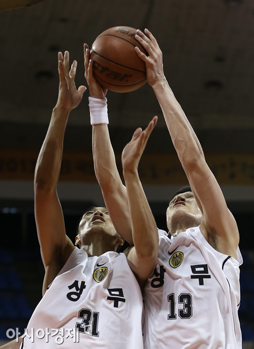 [포토] 김현민-윤호영 '아군인데'