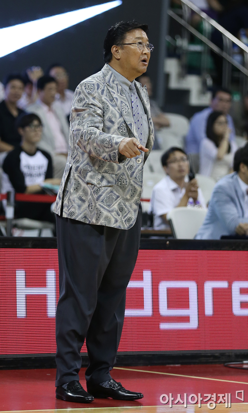 [포토] 지시 내리는 경희대 최부영 감독
