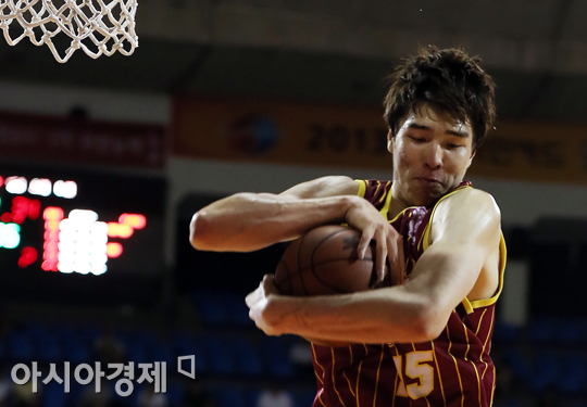 [포토] 김종규 '골 밑을 제압한다'