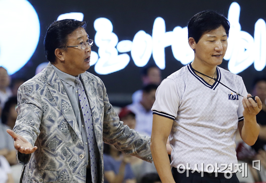 [포토] 심판 판정에 항의하는 최부영 감독