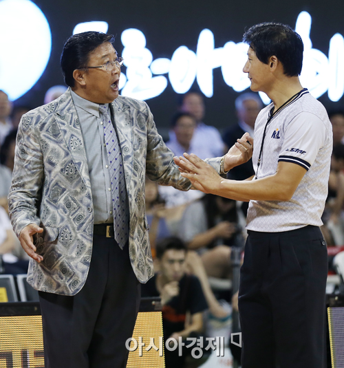 [포토] 판정에 항의하는 최부영 감독