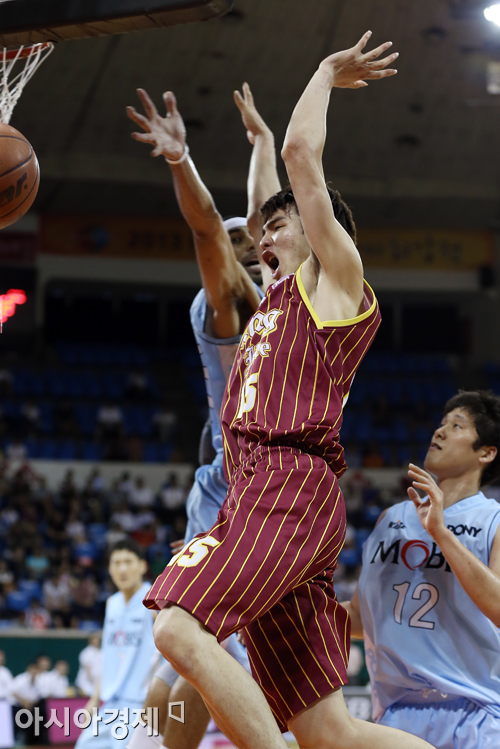 [포토] 김종규 '앗 파울'