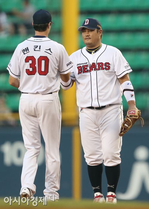 [포토] 최준석 '핸킨스, 땅볼 유도 좋아~'