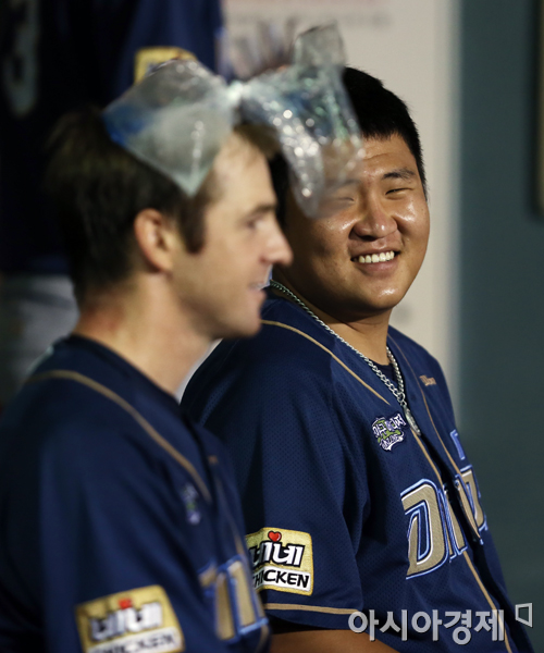 [포토] 노성호 '찰리, 얼음찜질은 최고지?'