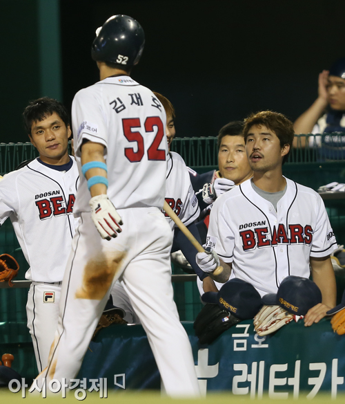 [포토] 오재원 '축하는 방망이로~'