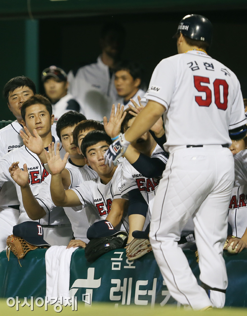 [포토] 투런홈런 김현수 '2점차로 좁혔어'