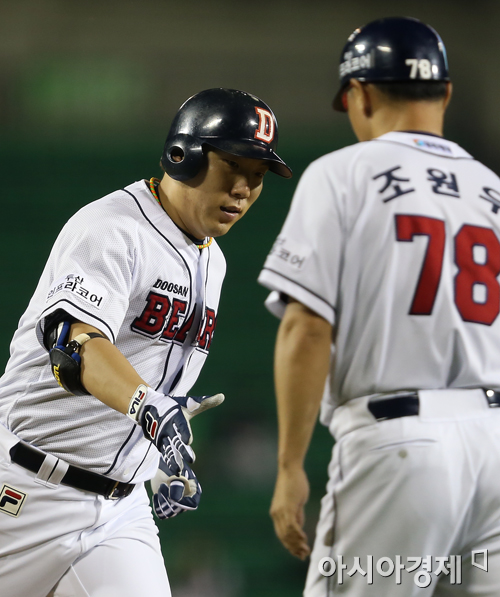 [포토] 투런홈런 김현수 '제대로 넘겼어'