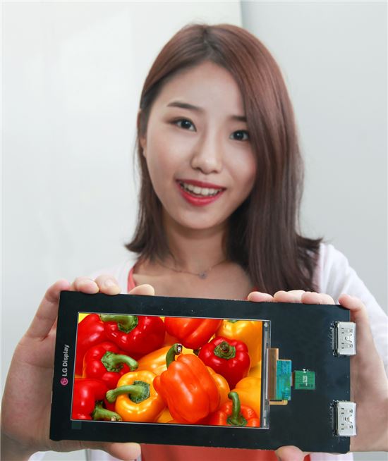 ▲LG디스플레이가 세계 최초로 개발한 5.5인치 스마트폰용 QHD LCD패널