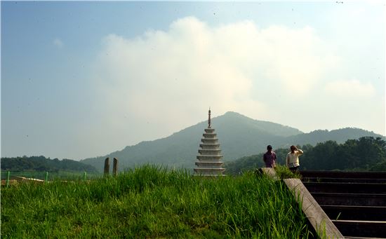 세 개의 미륵사 탑중 복원된 동탑