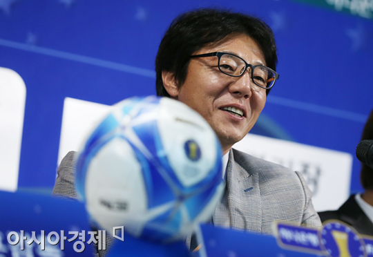 [포토] 황선홍 감독 '올해도 활짝 웃어야죠'
