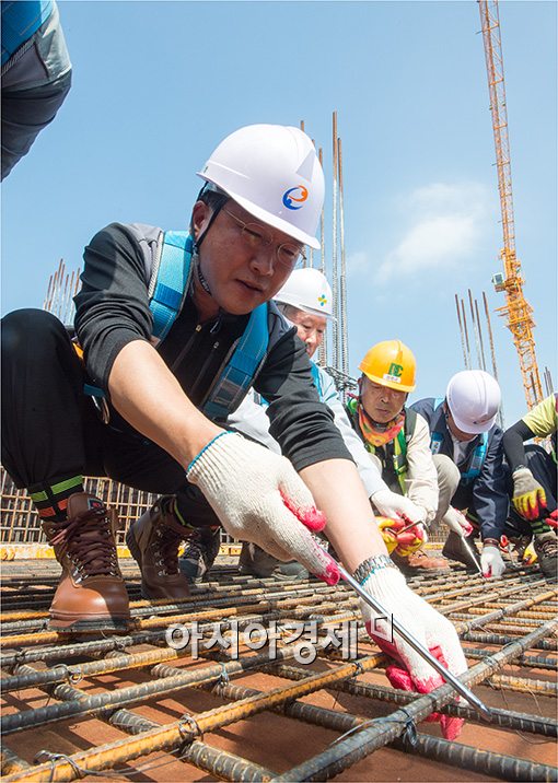 [포토]노동 현장 체험하는 방하남 장관