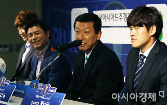 [포토] 최강희 감독 '윤성효 감독의 미소가 일그러지도록~'