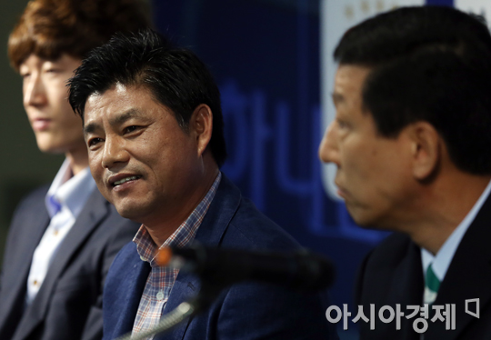 [포토] 윤성효 감독 '3년전 우승의 맛, 짜릿했지'
