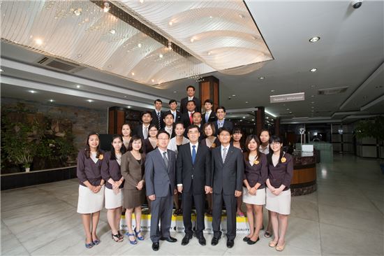 KB국민은행 캄보디아 법인 직원들