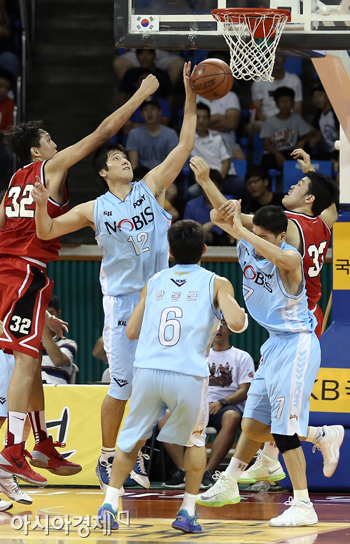 [포토] 모비스-고려대 '골밑 혼전'