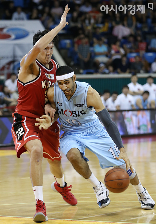 [포토] 문태영 '이종현을 뚫어라'