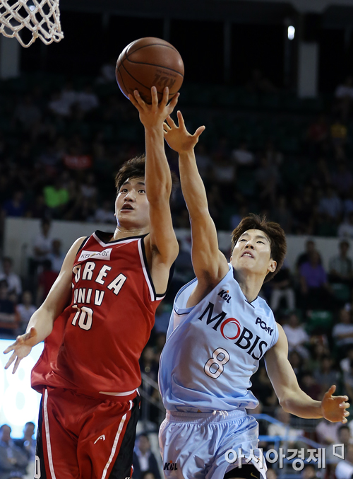 [포토] 슛 넣는 고려대 문성곤