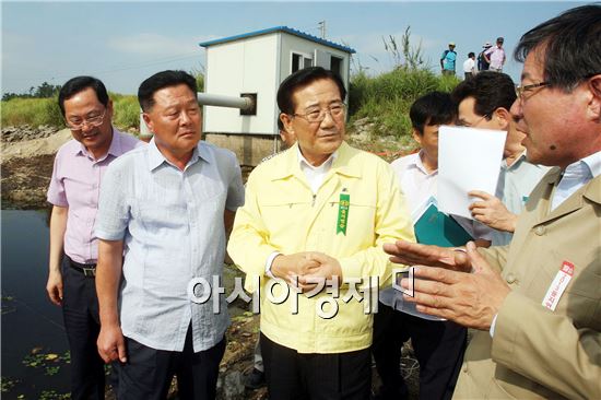 [포토]박준영 전남지사, 물마름 현상 심한 가뭄지역 방문 