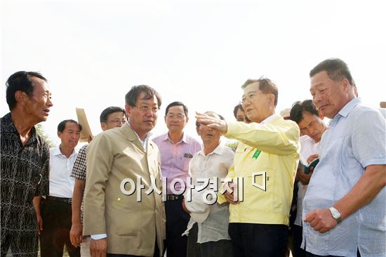 [포토]박준영 전남지사, 물마름 현상 심한 가뭄지역 방문 