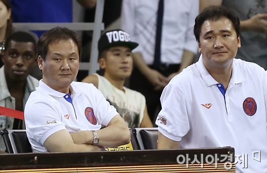 [포토] 고려대전 지켜보는 모비스 유재학 감독