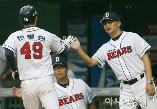[포토] 민병헌 홈인 '출발이 좋아요~'
