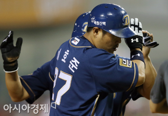 [포토] 이호준 '쓰리런 홈런으로 승부에 쐐기를'