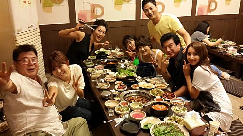 이영은 회식 사진 공개, 웃음꽃 만발 가족 분위기 '훈훈'