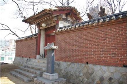 이태원에 소재한 400년 된 '부군당' 입구(출처 : 서울시)