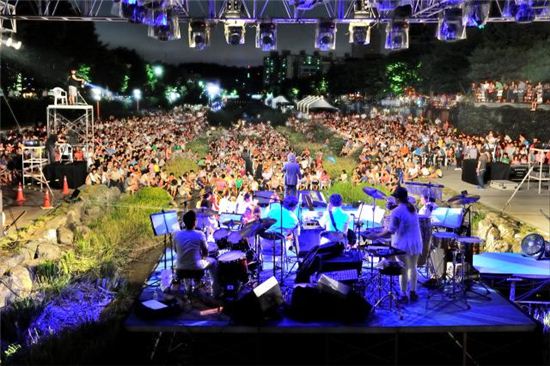 송파구 성내천 물빛광장에선 8월 매주 토요일 다양한 장르의 음악회가 열린다.  
