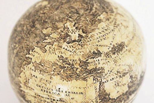 신세계를 표시한 타조알 지구본