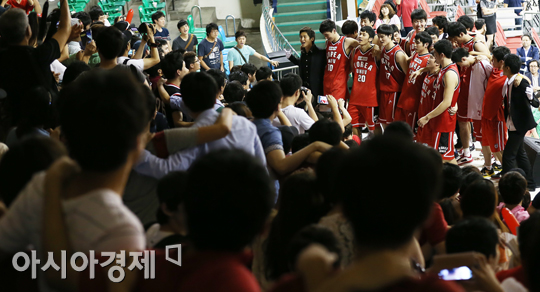 [포토] 고려대 '우승 기쁨 학우들과~'