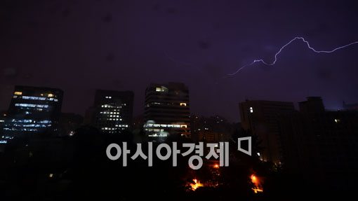 [포토]무더위 가고 천둥·번개 오고 