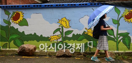 [포토]비 내리는 등굣길 