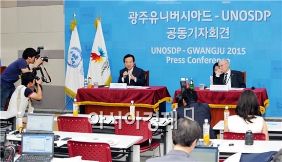  광주U대회조직위와 UN스포츠개발평화사무국(UNOSDP)의 공동 주최로 열리는 에픽스(EPICS) 포럼이 23일 광주에서 개막했다. 강운태 광주광역시장(왼쪽)과 윌프리드 렘케 UN스포츠특별보좌관이 개막 기자회견을 하고 있다.  사진제공=광주시 