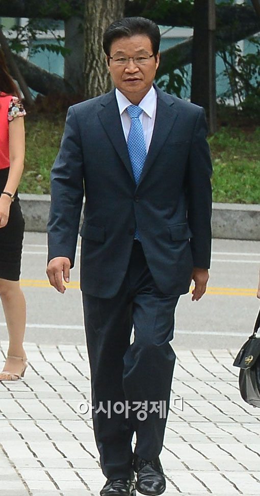 [포토]법원으로 들어서는 김용판 전 서울경찰청장 